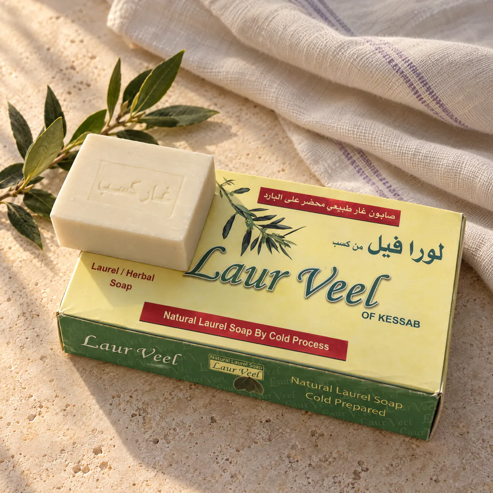 Savon de laurier Laur Veel de Kessab posé sur sa boîte
