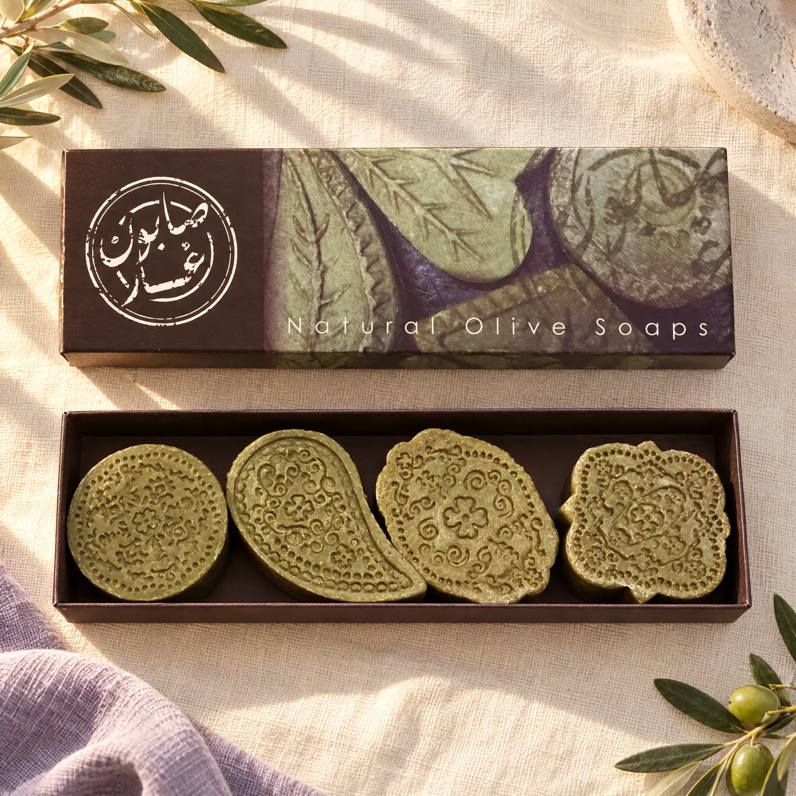 Coffret ouvert de quatre savons sculptés vert olive avec son fourreau Natural Olive Soaps