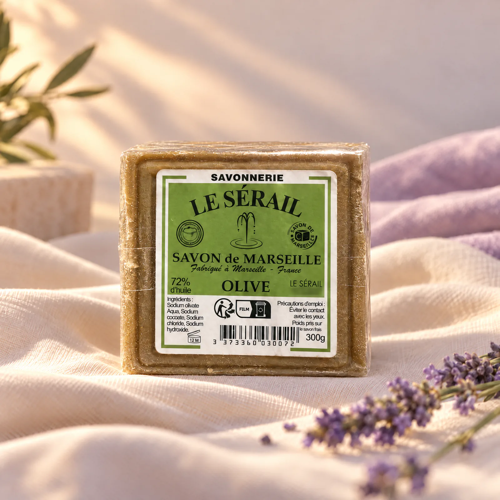 Cube de savon de Marseille Le Sérail olive 300 g sous film avec son étiquette verte