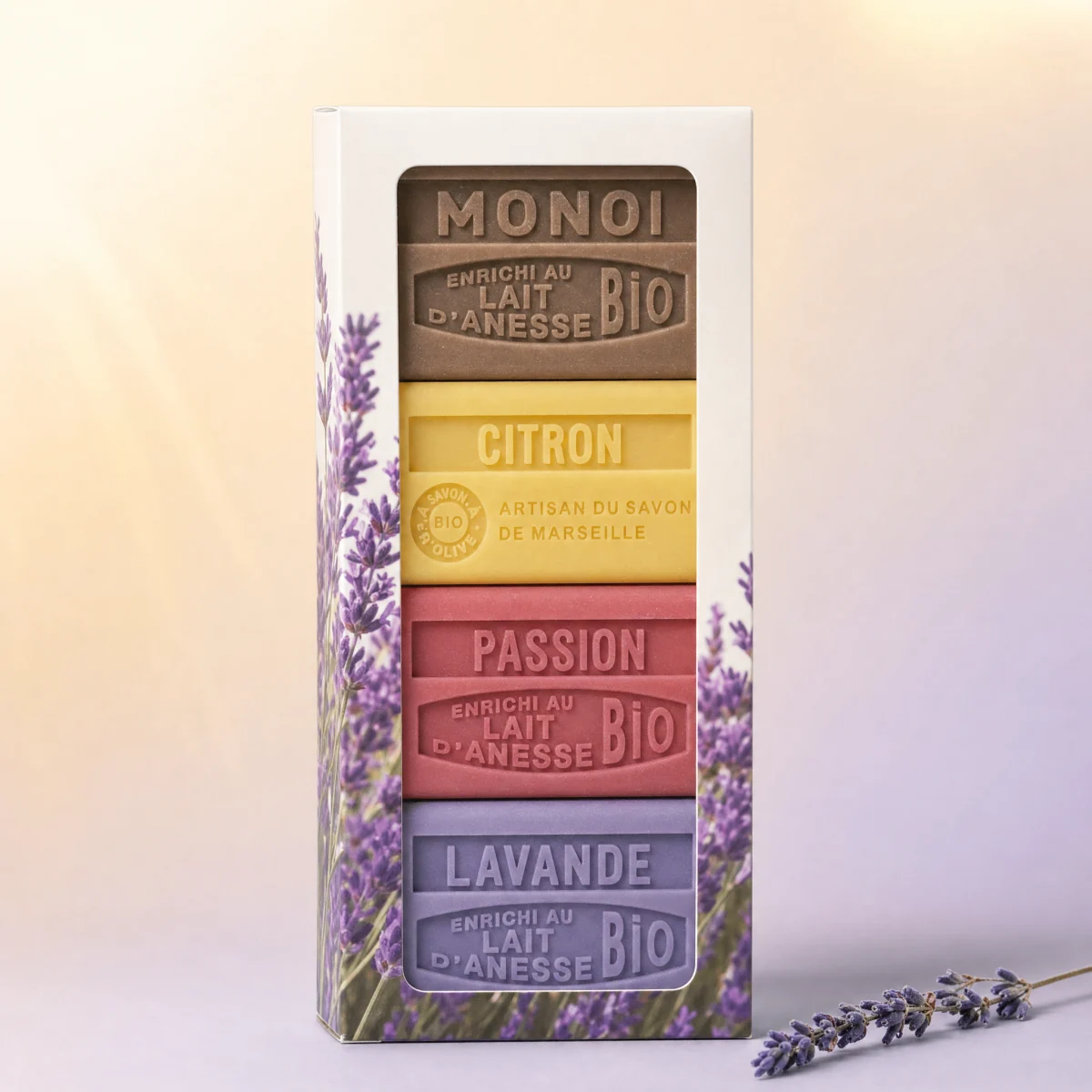 Coffret de quatre pains de savon colorés dans une boîte à fenêtre