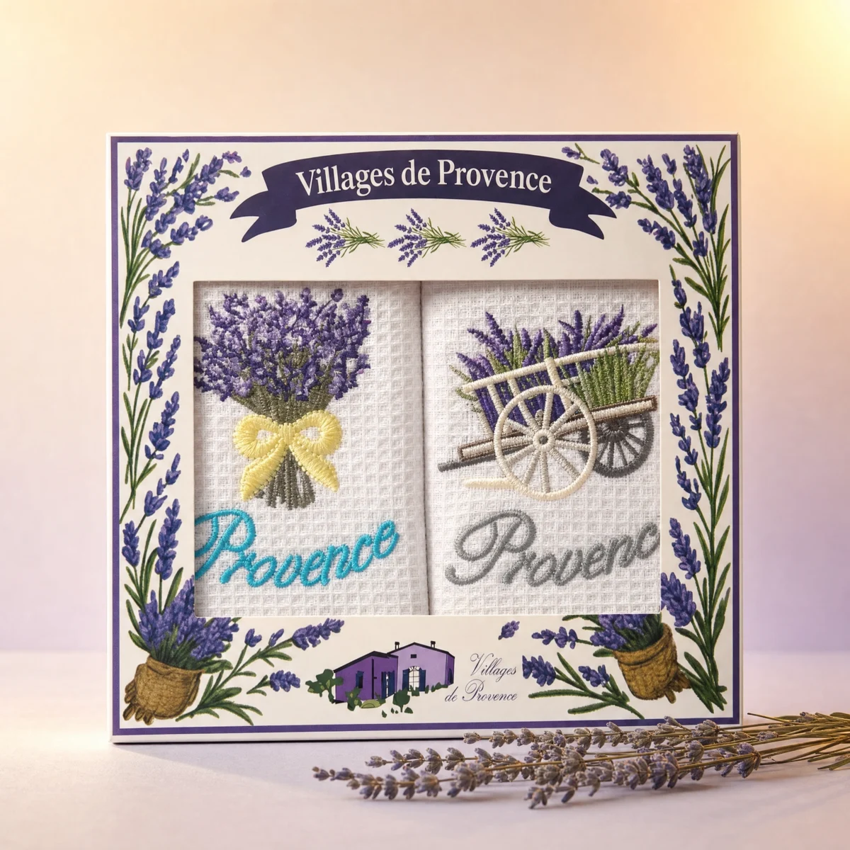 Deux torchons illustrés d’une charrette et d’un bouquet de lavande dans leur boîte Villages de Provence